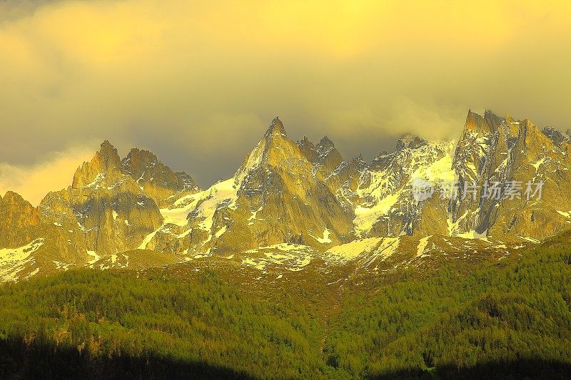 法国阿尔卑斯山夏蒙尼的Aiguille du Dru和勃朗峰